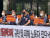 KB국민은행 노조가 4일 서울 여의도 국민은행 신관 앞에서 ‘불법적 임금피크제 규탄 및 피해 노동자 집단소송 제기’ 기자회견을 진행하고 있다.