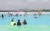 전국 곳곳에 폭염주의보와 폭염경보가 내려진 4일 오후 서울 영등포구 양화 물놀이장을 찾은 시민들이 물놀이를 즐기고 있다. 연합뉴스