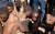 4일(현지시각) 남아프리카공화국 요하네스버그 서쪽 크루거스도르프 인근 지역 주민들이 모델 집단 성폭행 사건에 연루된 ‘자마자마스’(불법 광부)들을 구타하고 발가벗긴 뒤 경찰 체포 과정을 지켜보고 있다. AP=연합뉴스