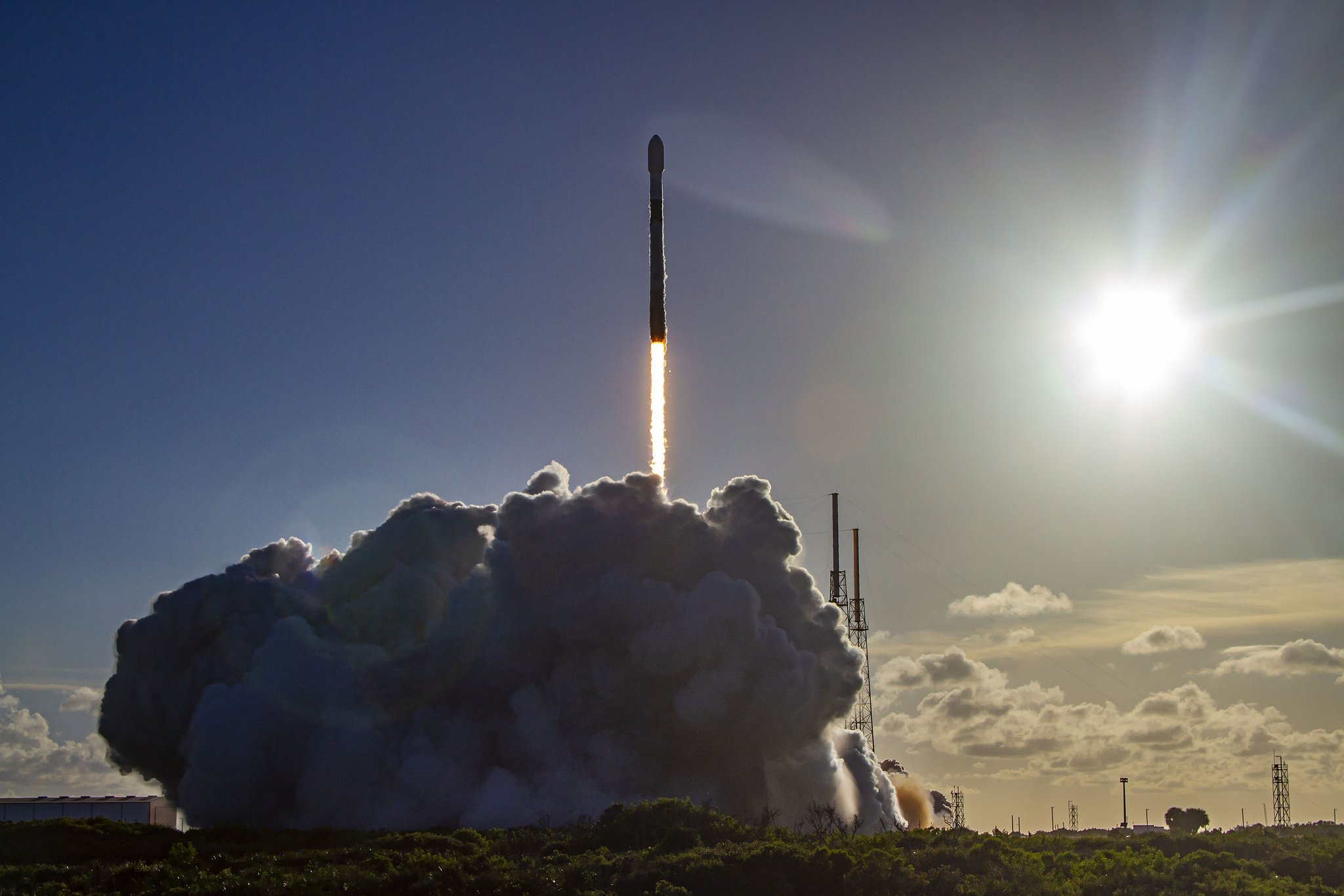 5일 오전 8시 8분(현지시간 4일 오후 7시 8분) 미국 플로리다주 케이프커내버럴 우주군기지 발사장에서 다누리가 하늘로 오르고 있다. 사진 SpaceX.