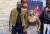 넷플릭스 농구 영화 '허슬' 제작에 참여한 르브론이 아내 사바나와 함께 시사회장에 들어서고 있다. AP=연합뉴스