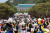 지난 5월 11일 서울 종로구 청와대로 '차없는 거리'에서 길놀이 '신명의 길을 여시오' 풍물 공연이 펼쳐지고 있다. 연합뉴스