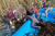 전남 진도군 서거차도 주민이 지난달 28일 돌미역을 따기 위해 요동치는 어선에 몸을 기댄 채 채취 작업을 하고 있다. 프리랜서 장정필