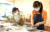 습식찹쌀가루를 체에 걸러 큰 볼에 담고 있는 박시오(왼쪽)·나예현 학생기자. 구움찰떡에는 떡처럼 쫄깃한 식감을 위해 습식찹쌀가루를 사용한다.