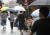8일 서울 시내 한 전통시장에서 시민들이 장을 보고 있다. 연합뉴스