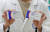 정부가 코로나19 '먹는 치료제'의 적극 처방과 추가 구매 계획을 발표한 지난달 13일 서울의 한 약국에서 약사가 팍스로비드를 보여주고 있다. 뉴스1