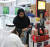 UAE에 위치한 한 약국의 정관장 전용 카운터에서 약사가 고객에게 제품 설명을 하고 있다. [사진 KGC인삼공사]