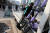 지난 3월 서울광장 앞 횡단보도에서 전동킥보드 견인 업체 관계자가 무단 방치된 전동킥보드 수거 시연을 하고 있다. 뉴스1