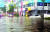 이날 낮 인천 부평구청역 인근 도로가 빗물에 잠겨 있는 모습. [연합뉴스]