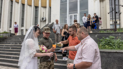 러시아 침공 후 결혼 급증한 우크라이나… 키이우선 지난해 8배 넘어