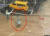 9일 경기도 의정부의 한 도로가 침수되자 한 중년 남성(빨간 원)이 직접 배수로의 쓰레기를 치우고 있다. 그 뒤에는 다른 여성이 종량제 봉투를 들고 서 있다. 사진 온라인 커뮤니티 캡처 