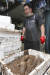 9일 폭우로 침수피해를 입은 서울 동작구 남성사계시장의 한 상인이 어두운 표정으로 팔지 못하게 된 생선을 바라보고 있다. 연합뉴스