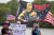 트럼프의 지지자들이 9일(현지시간) 마러라고 별장 앞에서 압수수색에 항의하는 시위를 벌이고 있다. EPA=연합뉴스 