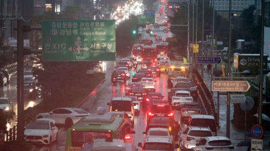 퇴근길 지하철 중단, 도로 통제에 불편 겪은 시민들…수도권 밤새 시간당 50~100mm 더 온다