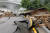 서울에 내린 80년 만의 기록적 폭우로 피해가 속출하는 가운데 9일 서울대학교 관악캠퍼스 내 도로가 심하게 파손돼 있다. 연합뉴스