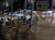 8일 서울 남부에 시간당 100mm ‘물폭탄’이 쏟아진 가운데 서울 강남역 인근에서 한 남성이 맨손으로 막힌 배수로를 뚫고 있다. 사진 온라인 커뮤니티