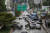 서울을 비롯한 중부지역에 기록적인 폭우가 내린 9일 오전 서울 서초구 서초동 진흥아파트 앞 서초대로에 전날 쏟아진 폭우에 침수, 고립된 차량들이 뒤엉켜 있다. 뉴스1