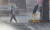서울지역에 호우경보가 내려진 8일 오후 서울 여의도에서 퇴근길을 나선 시민들이 하늘에서 쏟아붓는 비를 피하기 위해 사투를 벌이고 있다. 연합뉴스