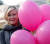 유방암 퇴치 운동인 핑크리본을 상징하는 분홍 풍선과 함께 포즈를 취한 뉴턴 존. 2009년 촬영한 사진이다. 로이터=연합뉴스