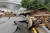 서울에 내린 80년 만의 기록적 폭우로 피해가 속출하는 가운데 9일 서울대학교 관악캠퍼스 내 도로가 심하게 파손돼 있다. 연합뉴스
