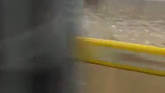 열차내 승객들 "헐! 헐!"…물폭탄에 침수된 지하철역 [영상]