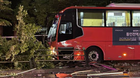 부천서 승객 40여명 타운 광역버스 승용차·가로 등 충돌…9명 중경상