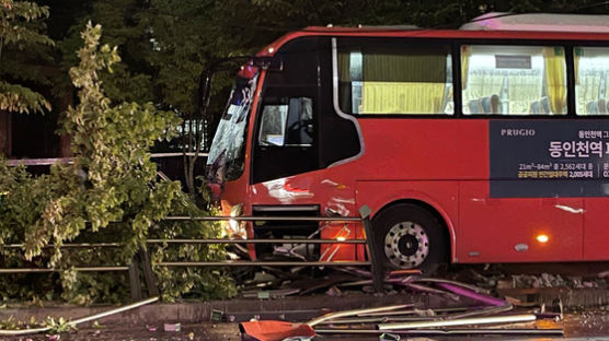 부천서 승객 40여명 타운 광역버스 승용차·가로 등 충돌…9명 중경상