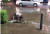 8일 서울 남부에 시간당 100mm ‘물폭탄’이 쏟아진 가운데 서울 강남역 인근에서 한 남성이 맨손으로 막힌 배수로를 뚫고 있다. 사진 온라인 커뮤니티
