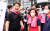 봉사활동을 위해 동작구 사당2동 주민센터 앞에 모인 권성동 원내대표와 나경원 전 의원. 국회사진기자단
