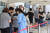11일 오전 시민들이 서울 마포구보건소 코로나19 선별진료소에서 검사를 위해 차례를 기다리고 있다.   연합뉴스