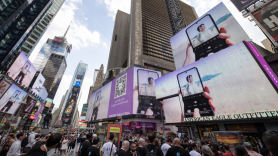 타임스퀘어에 BTS 협업 갤럭시 홍보영상…런던도 동시상영