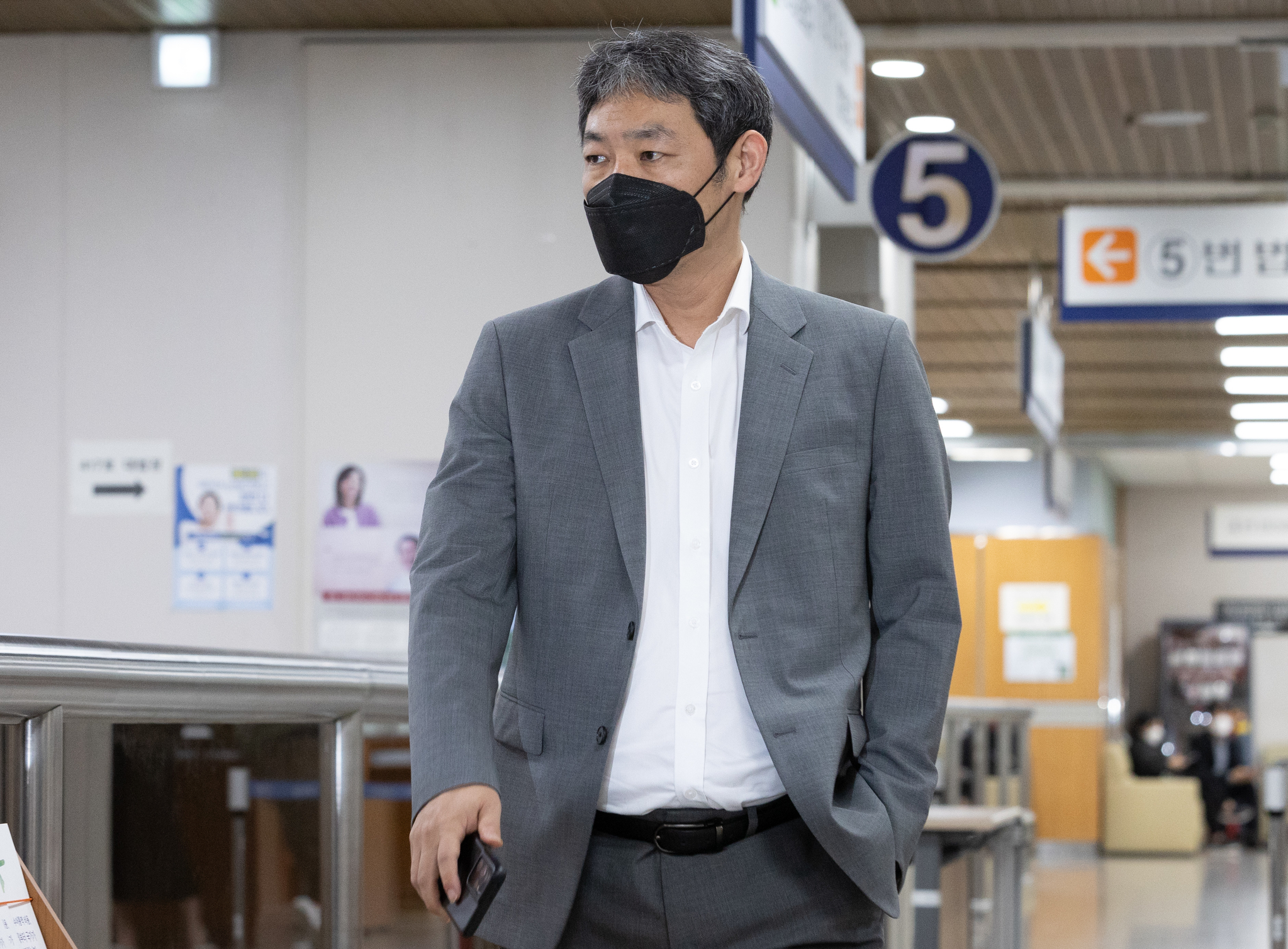 "조국, 여배우 후원" 퍼뜨린 김용호 8개월형…왜 구속은 피했나