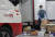 지난 6월 17일 오전 경기도 내 한 우편집중국에서 관계자들이 택배 상차 작업을 하고 있는 모습. 뉴스1
