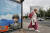 지난 8일 러시아 모스크바의 한 버스정류장에 러시아 병사 사진과 '러시아의 영웅들에게 영광을'이란 문구가 적혀있는 포스터가 걸려 있다. EPA=연합뉴스