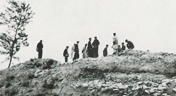 북한·중국 조사단이 1964년 고조선 유적을 발굴하는 모습. [사진 국립중앙박물관]