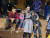 할리우드 배우이자 유엔 친선 대사인 안젤리나 졸리가 4월 30일 우크라이나 서부 리비우를 방문해 현지 아이들과 사진을 찍었다. AP=연합뉴스
