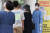 지난 11일 오전 서울 마포구보건소 코로나19 선별진료소를 찾은 시민들이 검사를 위해 대기하고 있다. 연합뉴스