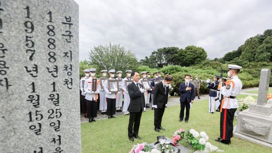 "장군님 저희 왔습니다"… 광복군 17명, 77년 만에 복귀 신고 [포토버스]