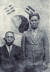 1932년 4월 상하이 홍커우 공원의 의거를 사흘 앞두고 윤봉길 의사가 대형 태극기 앞에서 백범 김구 선생과 찍은 기념 사진. [사진제공-국가보훈처] 