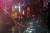 충청 지역에 집중호우가 내린 지난 10일 밤 충북 청주시 흥덕구 한 아파트 단지 골목. 침수된 도로에서 소방관들이 물빼기 작업을 하고 있다. [뉴스1]