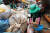 수도권에 비가 소강상태를 보인 10일 서울 동작구 남성사계시장에서 동작구청 직원들과 새마을지도자들이 수해 복구 작업을 하고 있다. 뉴스1