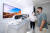 지난 11일 서울 잠실운동장에 삼성전자가 세계 전기차 경주대회 '2022 서울 E-PRIX(E-프리)'를 맞이해 삼성디스플레이·삼성전기·삼성SDI와 함께 문을 연 홍보관 내부.  사진 삼성전자