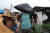11일 오전 대규모 수해를 입은 서울 송파구 화훼마을에서 한 주민이 비에 젖었음에도 쓸만한 물건들을 비닐봉지에 담아 옮기고 있다. 연합뉴스