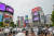 삼성전자가 서울의 코엑스 일대와 일본 도쿄의 주요 중심가에서 ‘갤럭시Z플립4xBTS’ 디지털 영상을 상영했다고 14일 밝혔다. 사진은 지난 13일 일본 도쿄 시부야에서 ‘갤럭시Z플립4xBTS’ 디지털 영상이 상영되는 모습. 사진 삼성전자