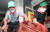 국민의힘 주호영(왼쪽) 비상대책위원장과 권성동 원내대표가 지난 11일 서울 동작구 사당동에서 새마을 모자를 쓰고 수해 복구 봉사활동을 하고 있다. 김성룡 기자