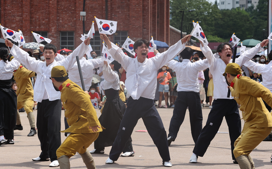 14일 오후 서대문형무소역사관에서 독립 관련 퍼포먼스가 열리고 있다. 연합뉴스