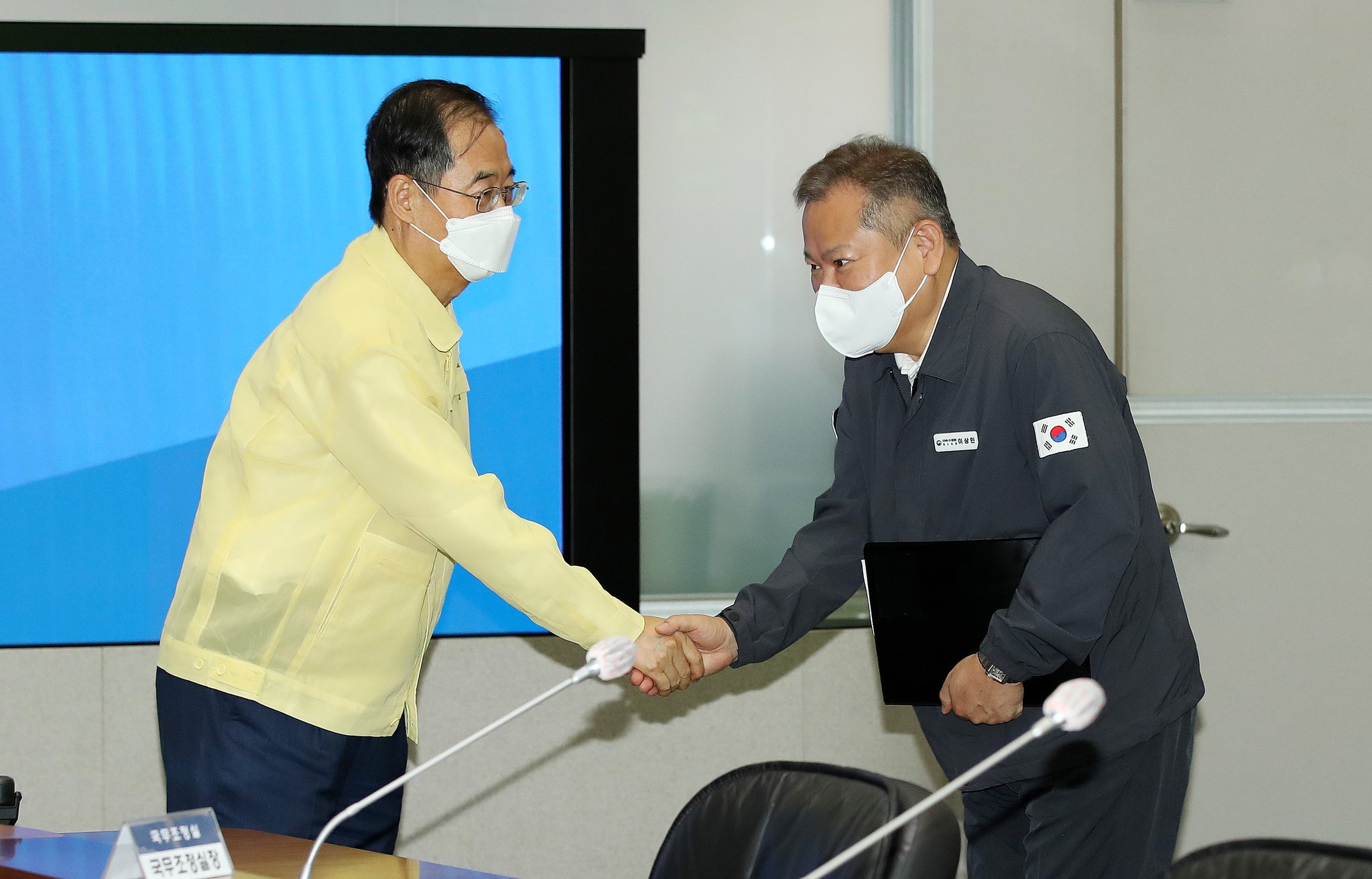 인사하는 한덕수 총리(왼쪽)와 이상민 행정안전부 장관. 뉴스1