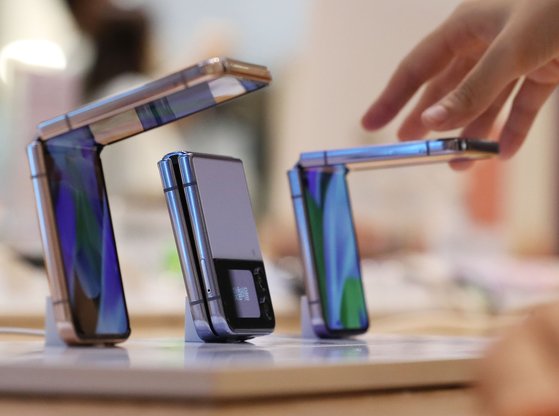 11일 서울 서초구 삼성 딜라이트샵에서 시민들이 삼성전자의 새로운 폴더블폰인 갤럭시Z 플립4를 살펴보고 있다. 뉴스1