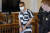 공격범 하디 마타르가 지난 13일 미국 뉴욕주 메이빌의 셔터쿼 카운티 법정에 나왔다. AP=연합뉴스