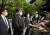 하기우다 고이치 일본 집권 자민당 정무조사회장이 15일 오전 도쿄 소재 야스쿠니신사에서 참배를 마친 후 기자들의 취재에 응하고 있다. 연합뉴스